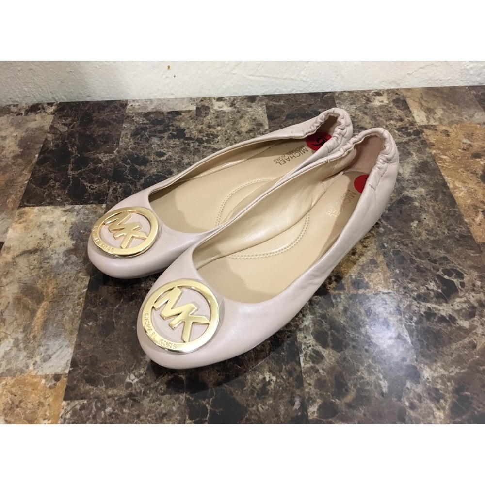 READ DESCRIPTION HP! 🥳 Michael Kors cream flats